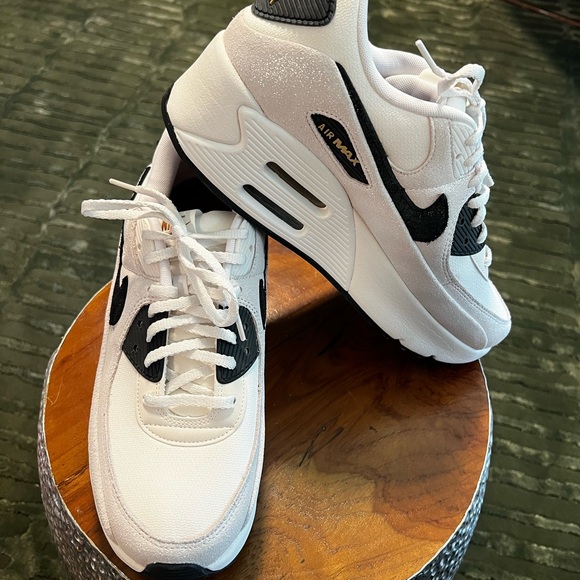 Nike Shoes - Nike Air Max 90 LV8